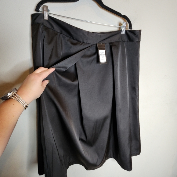 NWT City Chic Black Satin Midi A-Line Pleat Skirt Size 20 - Picture 3 of 15